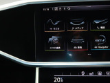 スマートフォンとAudiをUSBケーブルを介し接続。AppleのCarPlayやAndroid Autoのアプリを通じて、スマートフォンのコンテンツをMMIディスプレイに表示します。