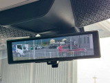 インテリジェントルームミラー搭載で、車の後方に設置されたカメラ映像を映し出してシートバックやヘッドレスト、同乗者に視界が遮られることがなく視認性が非常に良いです