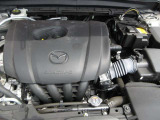 24Vマイルドハイブリッドで爽快な走りを実現する「e-SKYACTIV-G 2.0」。高効率エンジンと電動化技術の組み合わせにより、燃費性能とアイドリングストップ機能をさらに向上させました。
