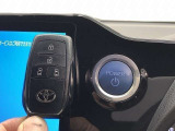 エンジンスタートスイッチです。キーが車内にあれば、エンジンの始動や停止はスイッチを押すだけ!キーを取り出す手間を省き、ワンプッシュで操作できるので簡単でスムーズです。