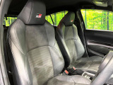 【専用スポーツシート】ホールド性に優れ、カーブ時の体が流れを抑制してくれます。また、体にフィットするから腰や背中が疲れにくく、ロングドライブや高速走行でも快適にお過ごしいただけます♪