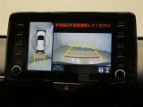 パノラミックビューモニター付きです。車両を上から見たような映像をディスプレイオーディオ画面に表示。運転席からの目視だけでは見にくい、車両周辺の状況をリアルタイムでしっかり確認できます。