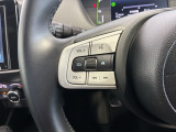 ステアリングにオーディオ操作スイッチが付いています。オーディオ画面に直接タッチしなくても操作が出来ますので、運転に集中できます。