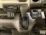 CVT車のセレクトレバーです。低速から高速まで、変速ショックのないスムーズな走りと、エンジン効率のよい領域を維持して燃費にも貢献します。サイドブレーキはスイッチ操作の電子制御パーキングブレーキです。