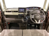 車内は光触媒抗菌消臭施工済です。インパネ周りはスタイリッシュなデザインです。グローブボックスやカップホルダーのほかにトレーなどたくさんの収納スペースが付いています。