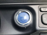 エンジンスタートボタンです。キーが車内にあれば、エンジンの始動・停止はブレーキを踏んでスイッチを押すだけ!キーを取り出す手間を省き、ワンプッシュでエンジンを操作するので簡単でスムーズです。