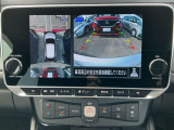 アラウンドビューモニターです。上空からお車の周りを見る感覚で表示されますので、車庫入れも安心です。