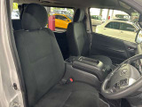 運転席の画像です。足元やシートまわりに余裕があり、リラックスした姿勢で運転が可能です。視界も良好で操作系へのアクセスもしやすく、快適で安心感のあるドライブをサポートします。