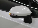 サイドターンランプ付きドアミラー。車両のドレスアップと右左折時の被視認性を兼ね備えたお洒落なミラーです。