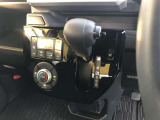 操作しやすいATシフトです。 シフトチェンジを気にしなくていいので運転だけに集中できますね。 自然と手に届くところにある、手になじむ形状のシフトノブがいいですね。