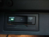 【ETC2.0車載器】は高速道路上に設置されたITSスポットと双方向通信を行い、ETC機能に加え安全運転をサポートする交通情報を提供してくれます