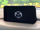 【8インチマツダコネクト】車内の雰囲気にマッチした大型のディスプレイ。スマホ接続でのナビ使用やBluetooth再生等、様々な機能が楽しめます。直感的なダイヤル操作が可能で、使い勝手も良好です。