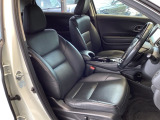 ゆったり座れる本革セパレートシートは、運転席8ウェイ、助手席4ウェイのパワーシートです。