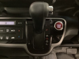CVT車のセレクトレバーです。低速から高速まで、変速ショックのないスムーズな走りを実現するとともに、エンジン効率のよい領域を維持することで燃費にも貢献します。