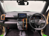 オレンジの差し色&カモフラージュ柄のシートが気分を高める運転席に加えてUV&IRカット機能付きフロントガラスの面積や位置取りが良く、高いアイポイントで前方・右前・左前方向の見通しがいいですよ!