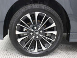 15インチアルミホイール(切削)が装着されています。タイヤサイズ165/55R15