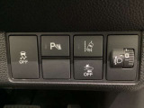 ハンドルの右側にはヘッドライトレベライザーとHondaセンシング用のメインスイッチがついています。ヘッドライトレベライザーは道路状況や積荷の加重に応じてライトの高さを調節できます。
