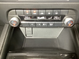 温度の設定のみで快適な風量やモードなどを自動調整してくれるフルオートエアコンを装備!