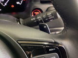 ステアリングホイール・後ろの減速セレクターは、左右に取り付けられた2つのパドルスイッチで減速の強さを調整。 左側の「-」を操作すると減速を強く、右側の「+」を操作すると減速を弱くすることができます。
