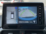 アラウンドビューモニター搭載。上から見下ろしたように液晶に映るのでスムーズな駐車をサポートします。