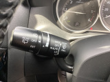 レバーをAUTOの位置にしているとき、レインセンサーが雨を感知すると、雨量に応じてワイパーが自動で作動してくれるオートワイパーを装備!