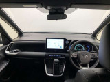 シンプルながら機能性溢れる運転席廻りです。視界性もよく、運転しやすいですよ。