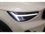 現代ボルボを象徴するフルLEDトールハンマー型ヘッドライトはデイタイムライト(昼間時常時点灯)の役割を果たします。