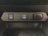 アクセサリーソケットや、携帯の充電などに便利な充電用USBポート(USB Type-C)を装備!車内にあると便利なアイテムのひとつですね