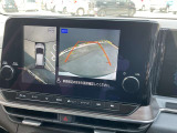 空から見下ろしているような視点で周囲を確認できるアラウンドビューモニター。駐車時にとても便利です。