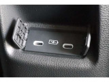 USBソケットがついていますのでコードを繋げばスマートフォンなどの充電が出来ます!オーディオソース USB 対応しております。