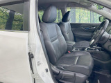 運転席まわりには十分なスペースがあり、大柄な方でもゆったり運転していただける環境です。
