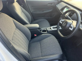 乗り心地の良いフロントシートです。足回りも広々としておりますので、長時間の運転も疲れづらいですよ。