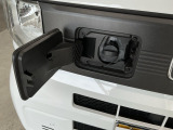★充電ソケット★充電口はフロントグリル部に配置。充電器とつないでも、充電ケーブルがドアの前を通りにくくなります♪