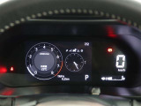 とっても見やすいメーターです。夜間時はラグジュアリーな気分にさせてくれる照明が魅力ですので、夜のドライブも楽しみになりますよ♪