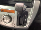 インパネシフトを採用しているので、前席の足元も広々としています。運転席と助手席の行き来もスムーズです!