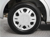◆純正ホイール装着車◆シンプルなデザインのホイールキャップ付きです。