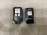 スマートキー付きですからドアロックの開閉およびエンジンスタートが楽々です。電動スライドドアの開け閉めもボタンで操作できます。加えて、リモコンエンジンスターター用の操作キー(社外品)もついています。