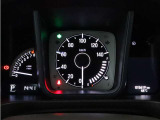 運転時の視界周辺の見やすい位置にメーターをレイアウト。視線の流れを断ち切らない、ストレスフリーで美しい運転動作を可能にします。またマルチインフォメーションディスプレイで、様々な情報が確認できます。