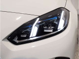 【LEDヘッドライト】先進のLEDテクノロジーを採用。放射される白色光の周波特性は太陽光に近く、バイキセノン・ヘッドライトを上回るコントラストで更に明るく輝きます!