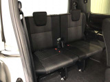 サードシートです。荷物が思ったより多くなった時や、大人数のドライブなど様々なシーンで対応が来ます。片方を畳んで荷物を載せたり、シートアレンジも自由自在。