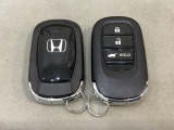 スマートキーを装備しています。鍵を差し込むことなくドアロックの開け閉めと、スタートボタン操作でのエンジンスタートができます。ボタン操作でトランクが開けられる電動テールゲートのボタンもついています。