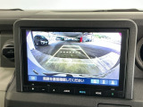 【バックカメラ】運転が苦手な方も車庫入れラクラクです!ギアをリバースに入れれば自動的に切り換わりますので、面倒な操作は不要です♪狭い駐車場もお車を傷つけず安心ですね!