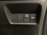 ハンドルの右側にはヘットライトリベライザーとHondaセンシング用のVSA解除スイッチなどがついています。ヘッドライトリベライザーは道路状況や積荷の加重に応じてライトの高さを調節できます。
