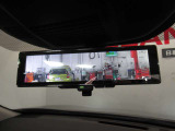 スマートルームミラーも付いています。後方ピラーや荷物、後席に同乗している方や曇りなど視界が遮られた場合でも後方カメラからの映像で安全確認をすることができます。