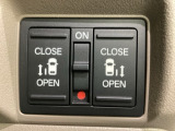 リアドアは乗り降りに便利な両側電動スライドドアです。また運転席に座っていながらスイッチ操作で自在にスライドドアを開け閉めできます。