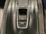 セレクトレバーの下に電子制御パーキングブレーキがあります。スイッチひとつで、停車した地点の傾斜などをシステムが検知・判断してブレーキ力を自動的に最適制御し、しっかり停車できるパーキングシステムです。