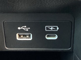 USBチャージャー付きで、スマホなどの充電が手軽に行えます。日常使いにうれしい装備です。