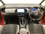 車内は光触媒抗菌消臭施工済です。インパネ周りはスタイリッシュなデザインで機能や装備も充実しています。グローブボックスやカップホルダーのほかにトレーなどたくさんの収納スペースが付いています。