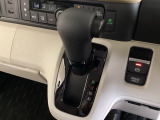 CVT車のセレクトレバーです。低速から高速まで、変速ショックのないスムーズな走りと、エンジン効率のよい領域を維持して燃費にも貢献します。サイドブレーキはスイッチ操作の電子制御パーキングブレーキです。