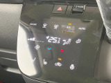 【オートエアコン】一度お好みの温度に設定すれば、車内の温度を検知し風量や温度を自動で調整。暑い&hellip;寒い&hellip;と何度もスイッチ操作をする必要はありません。快適な車内空間には必須の機能ですね♪